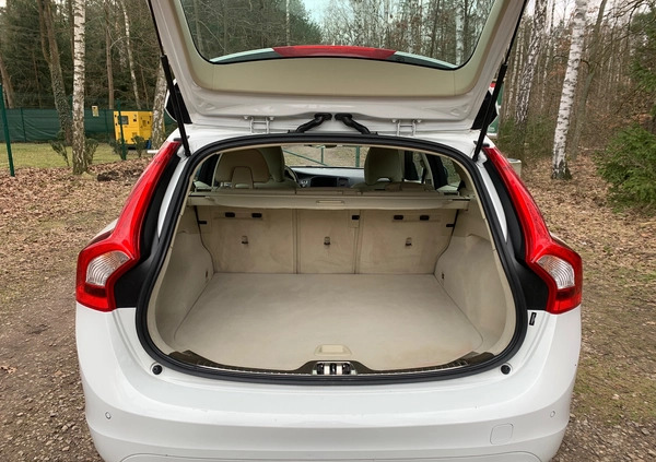 Volvo V60 cena 57900 przebieg: 120700, rok produkcji 2016 z Warszawa małe 211